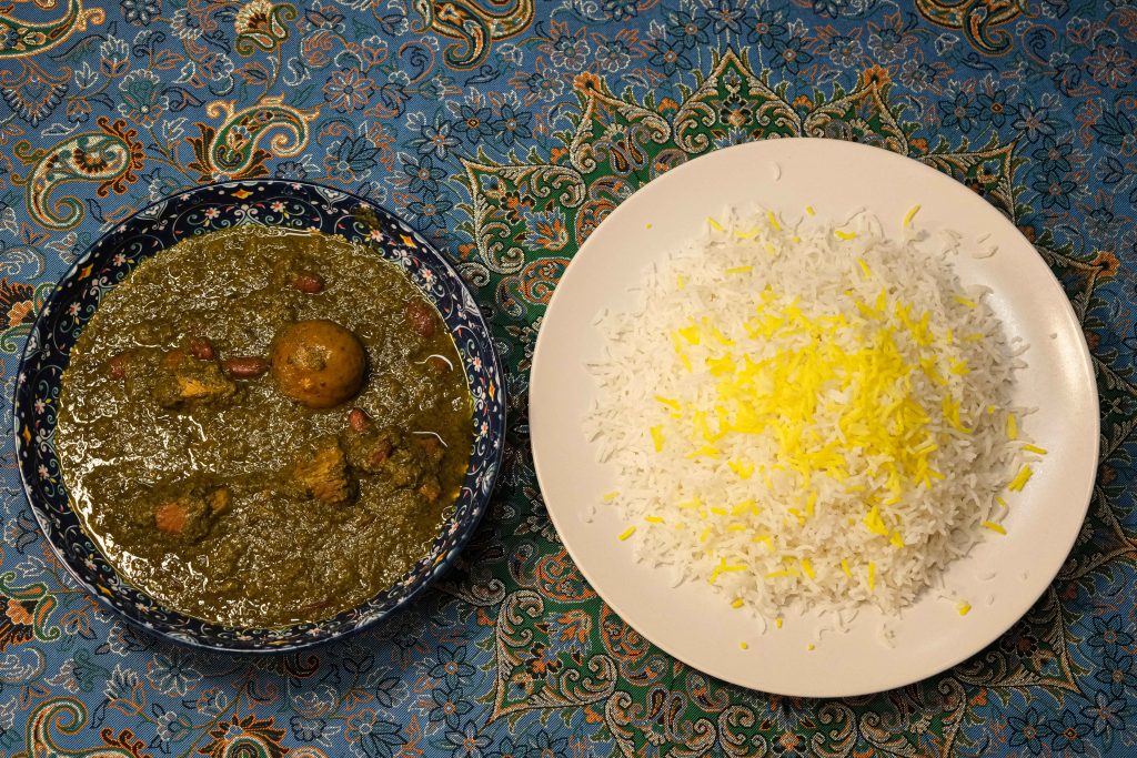 Plato tradicional de cocina persa con arroz con azafrán servido en PARSI restaurante persa en Madrid  
