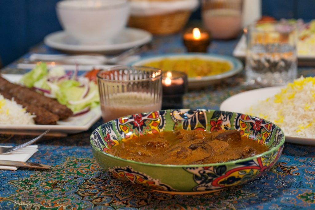 Platos tradicional persa con arroz basmati y kebab servido en PARSI, restaurante persa y halal en Madrid
