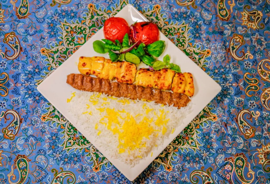 كباب فارسي كوبيده وجوجه مشوي على الجمر مع أرز الزعفران في مطعم حلال فارسي في مدريد