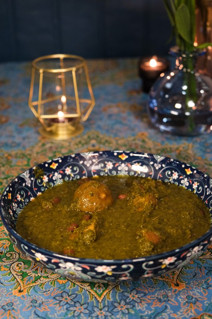 Ghormeh Sabzi persa tradicional, guiso de hierbas con cordero servido con arroz en restaurante persa en Madrid.