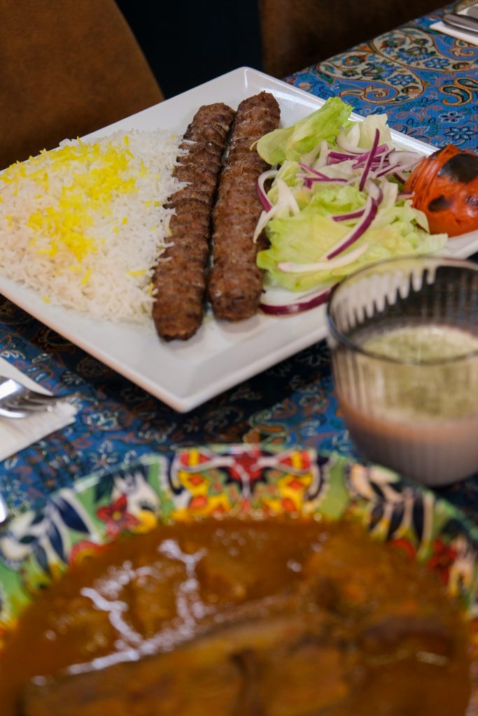 Mesa con platos persas auténticos — kebab y guisos iraníes en PARSI restaurante persa y halal Madrid cerca de Plaza de España