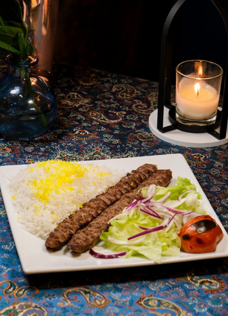 Kubideh kebab servido en mesa en PARSI restaurante persa y halal Madrid cerca de Plaza de España. Halal Restaurant