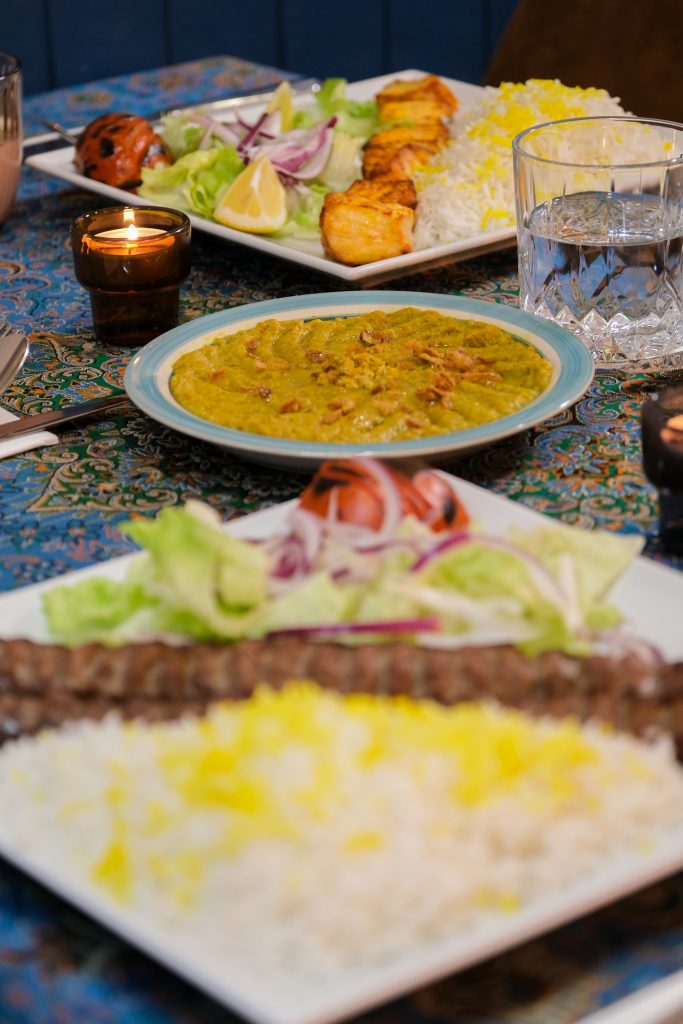 Halal food Madrid — mesa con platos persas halal certificados en PARSI restaurante halal Madrid cerca de Plaza de España