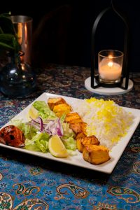 Kebab de salmón persa con arroz de azafrán en PARSI restaurante halal Madrid cerca de Plaza de España