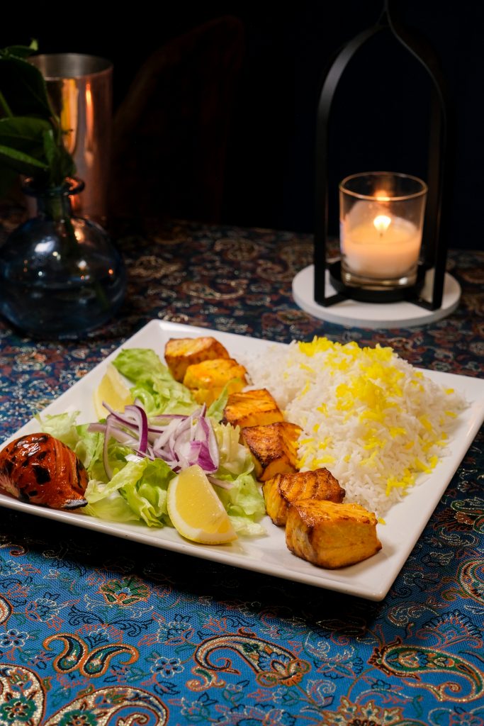 Kebab de salmón persa con arroz de azafrán en PARSI restaurante halal Madrid cerca de Plaza de España. parsi persian halal restaurant madrid atmosphere